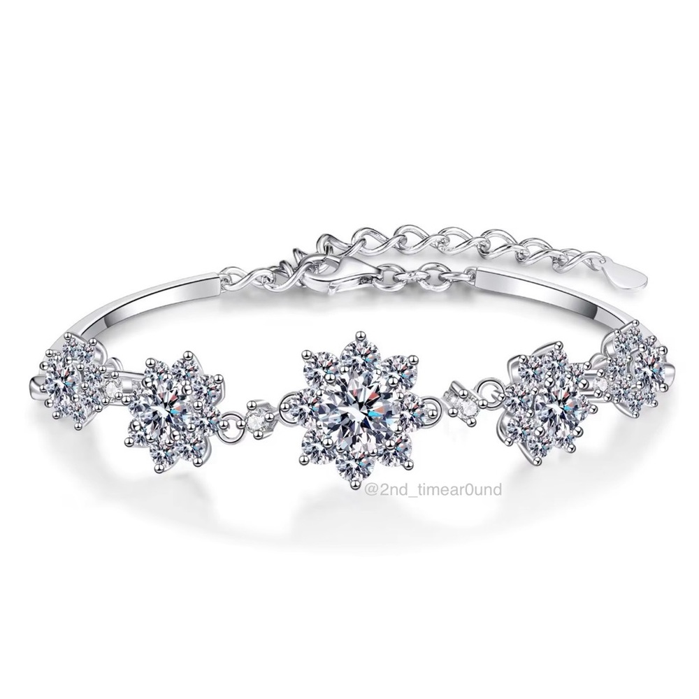 2.6 CT tw Flower Moissanite Bracelet
